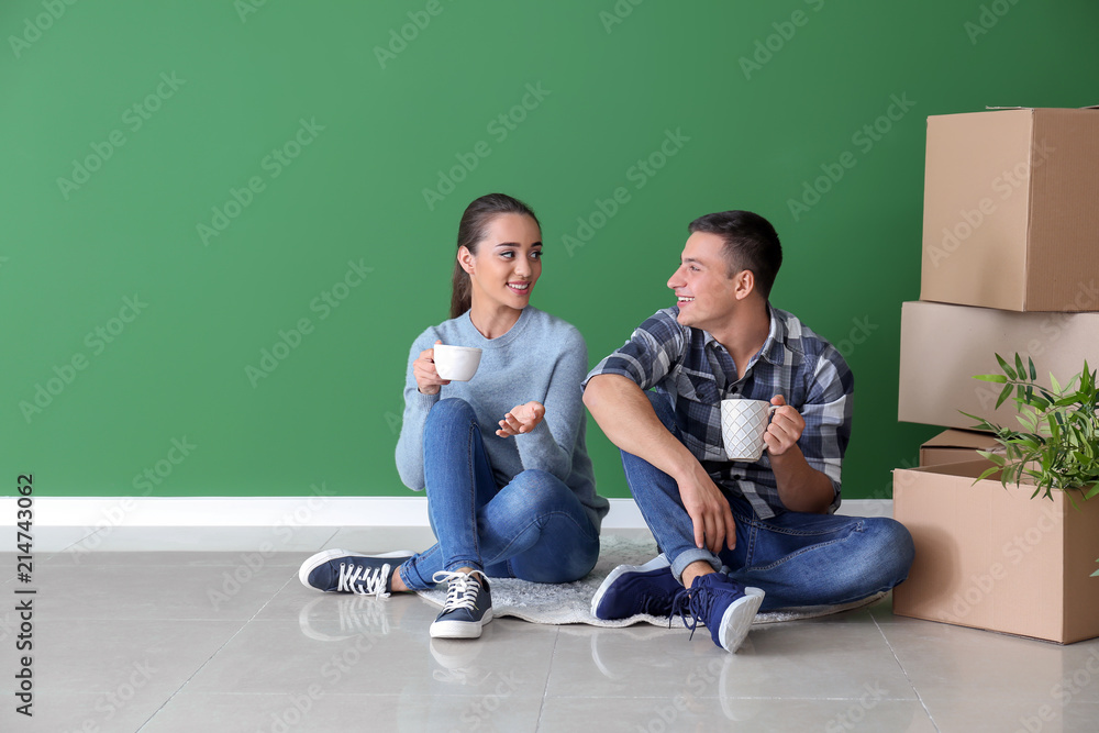 年轻夫妇在室内包厢附近喝咖啡。搬进新房子