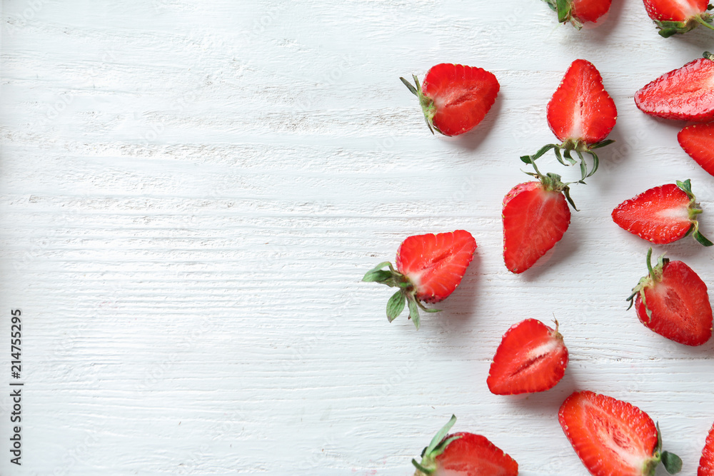 白色木桌上的甜熟草莓