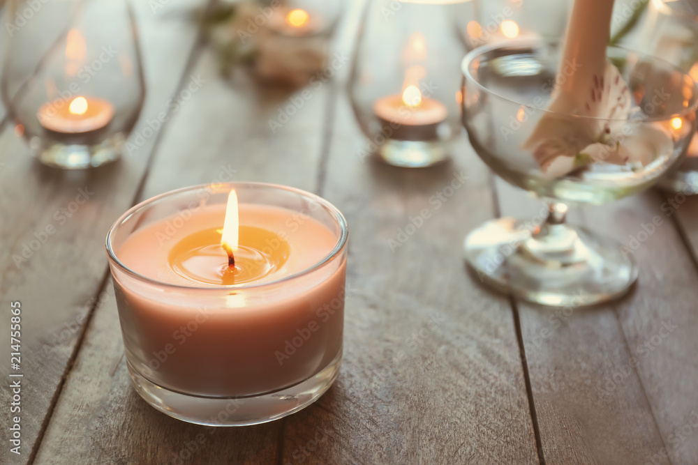 木桌上燃烧的美丽蜡烛