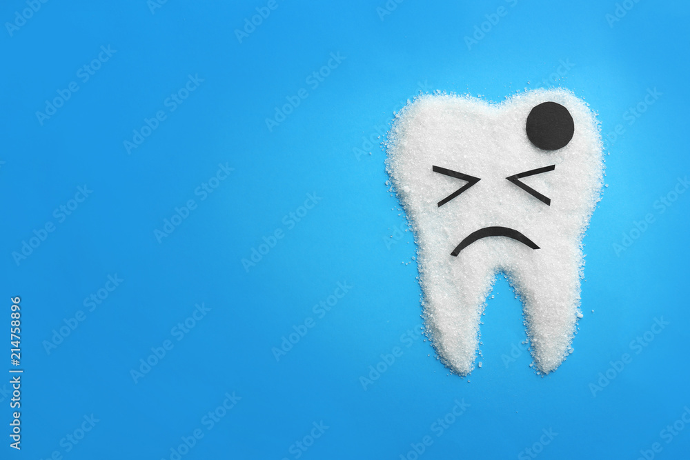 颜色背景上由糖制成的臼齿。健康牙齿概念