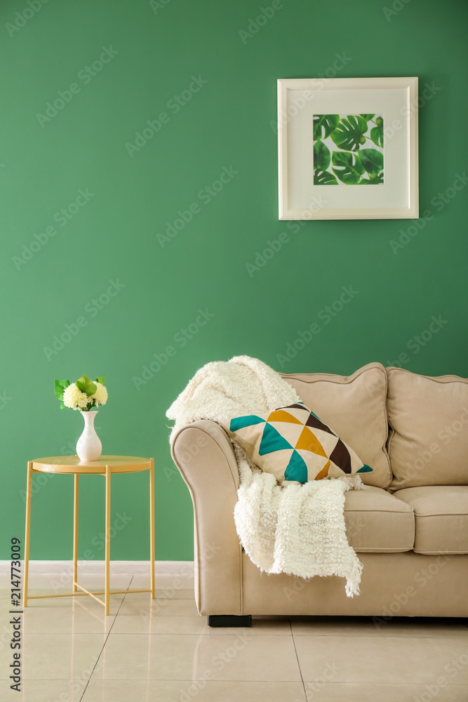 客厅的现代内部，靠近彩色墙的舒适沙发和桌子