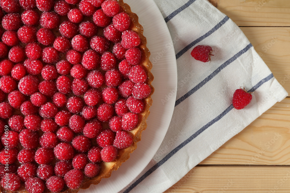 木桌上有新鲜树莓的美味馅饼