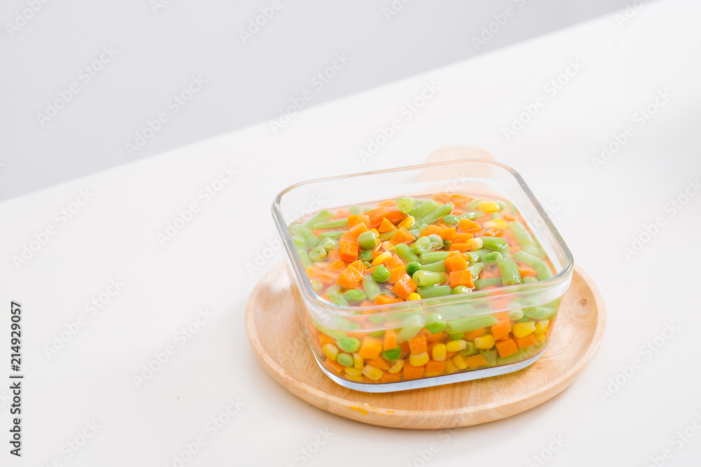 新鲜的自制蔬菜汤。特写。整个背景。