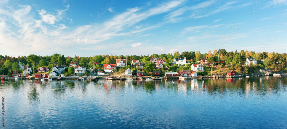 清晨斯德哥尔摩附近的小岛。瑞典传统红色房屋景观