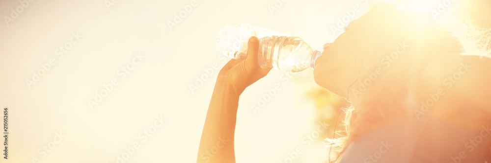 适合金发女郎从水瓶里喝水