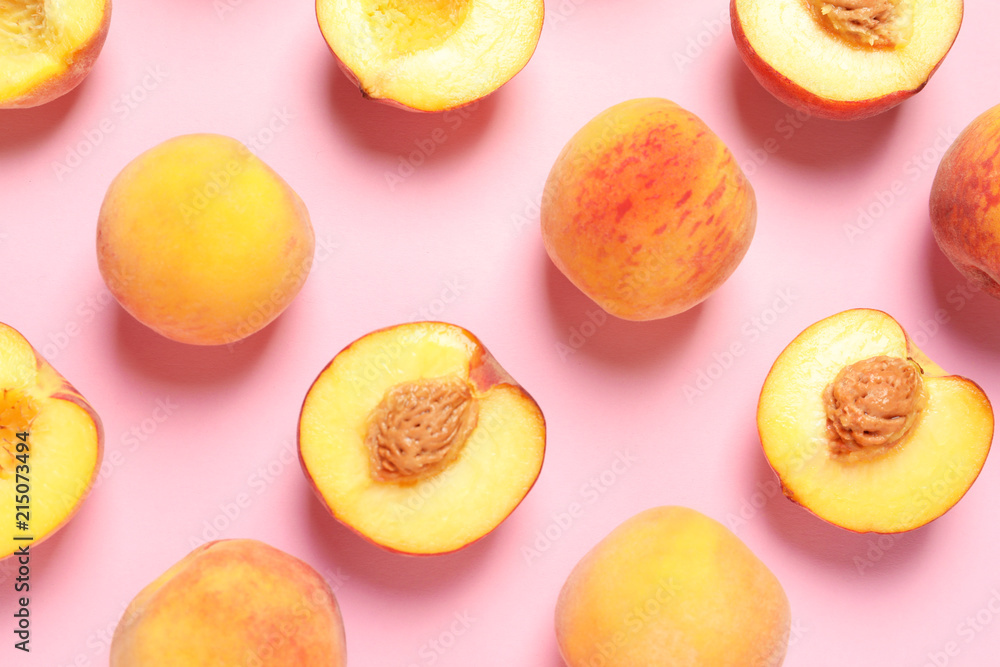 彩色背景上有成熟桃子的平躺构图