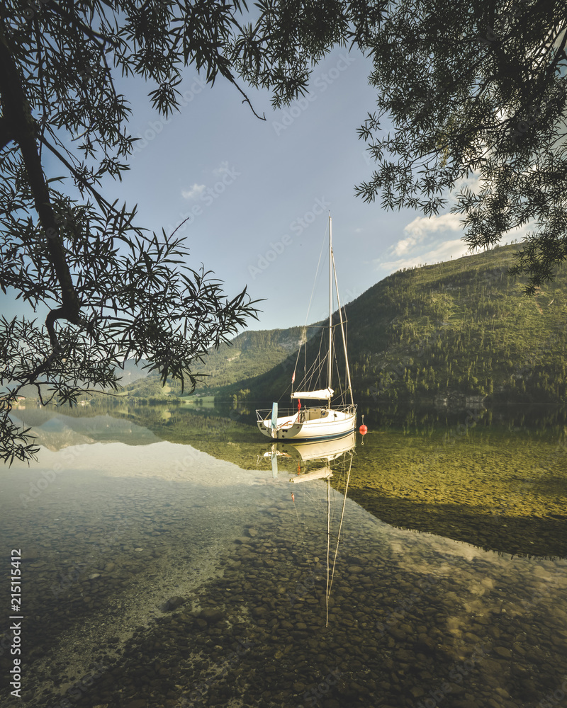 阳光明媚的夏日早晨，在Grundlsee，阿尔卑斯山，奥地利，欧洲。风景摄影