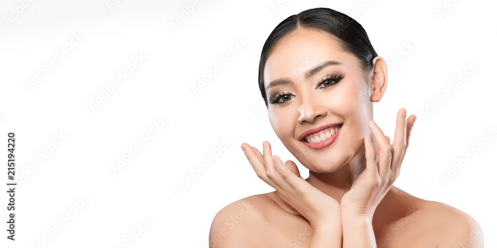 为皮肤广告和美容师拍摄的年轻漂亮的亚洲女性的美丽照片，背景是透明的皮肤。