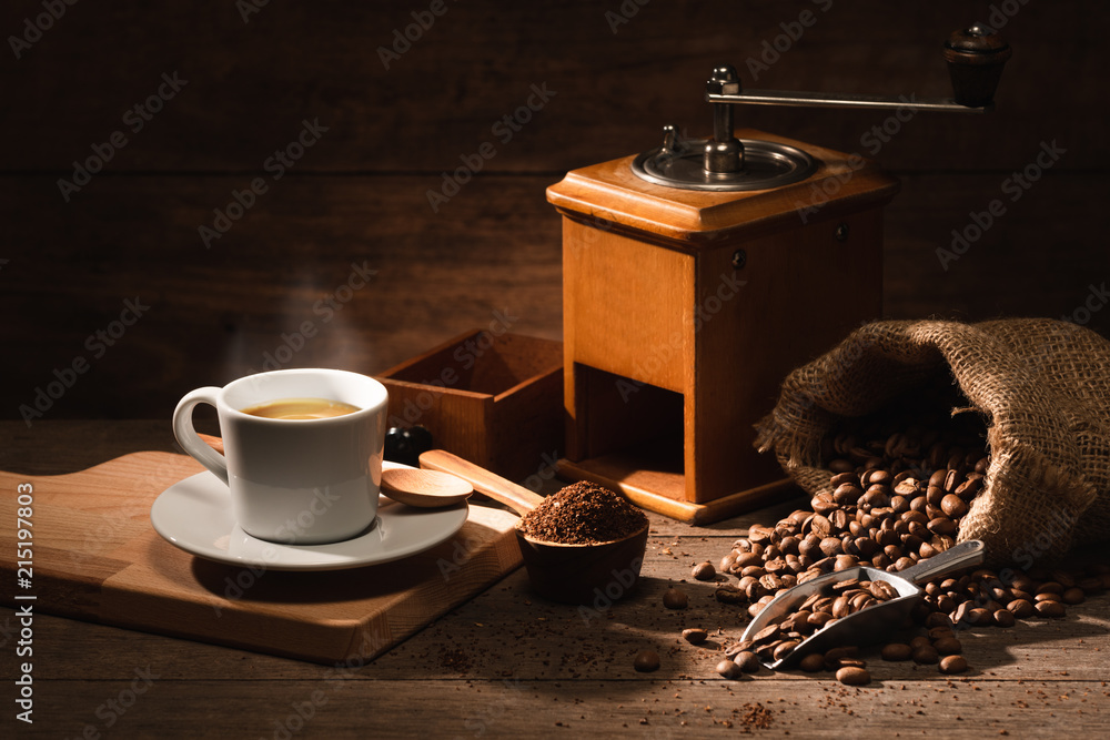 一杯意式浓缩咖啡，配烤咖啡豆、研磨过的老式咖啡研磨机