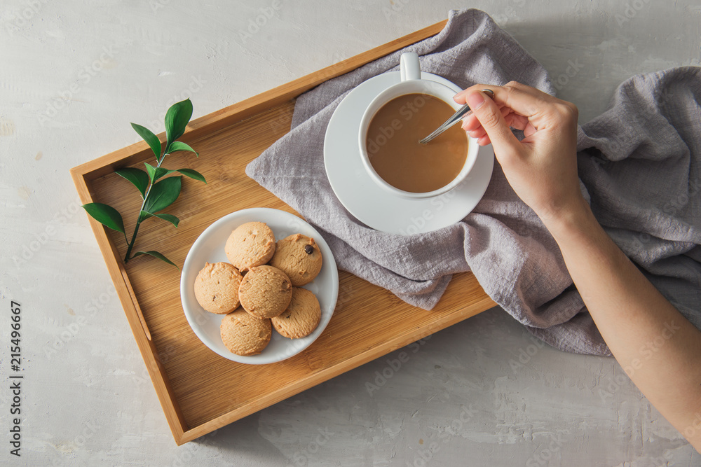 饼干特写和手工搅拌一杯茶/咖啡