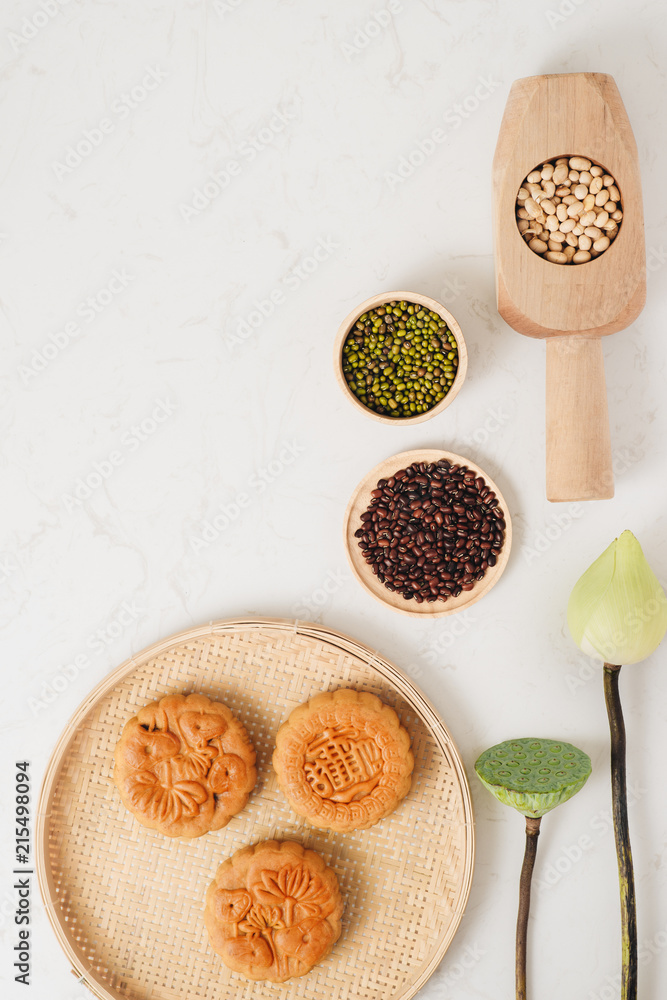 越南传统月饼-中国中秋节。蛋糕上的文字意味着幸福。
