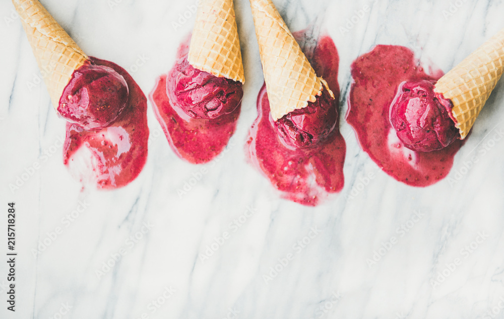 新鲜的夏季甜点。融化的天然树莓冰糕冰淇淋勺放在甜华夫饼干里