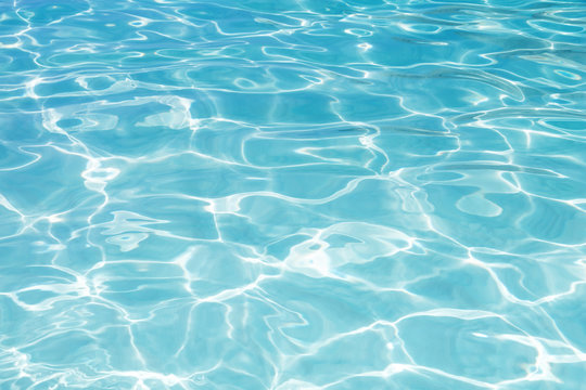 蓝色游泳池波纹水的背景