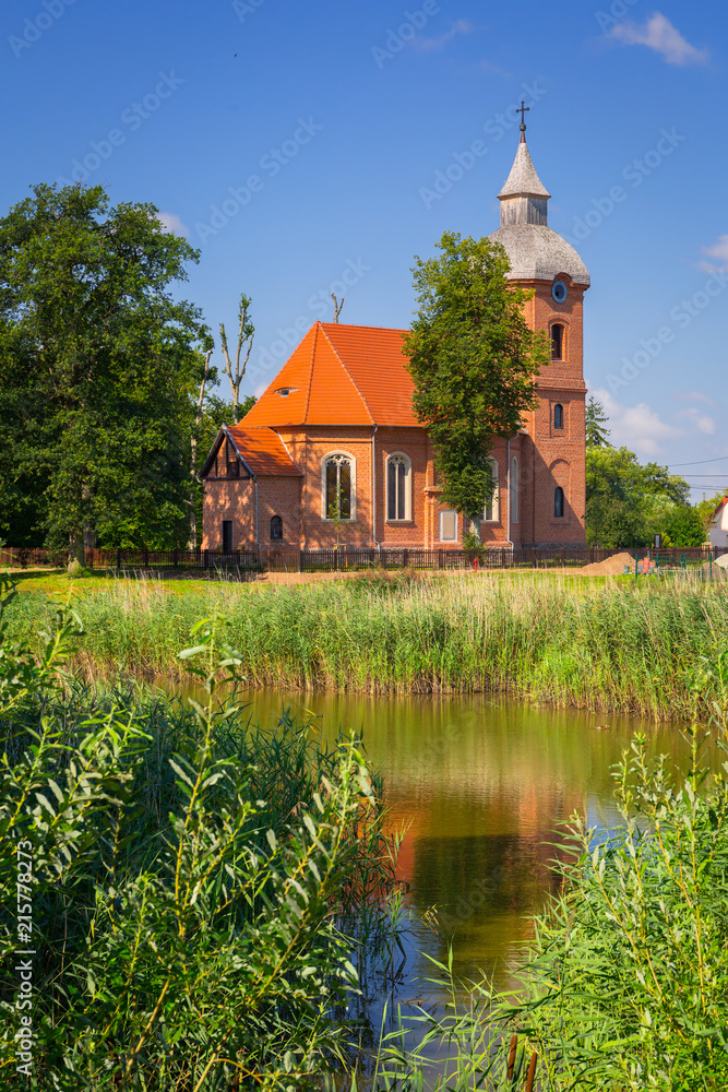 波兰莫拉格附近乡间美丽的砖砌教堂