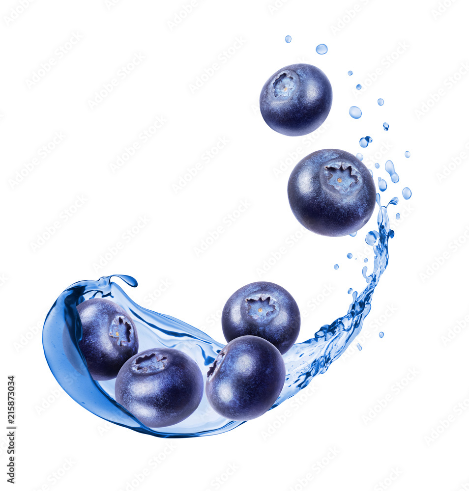 白色背景下的蓝莓与飞溅的淡水特写