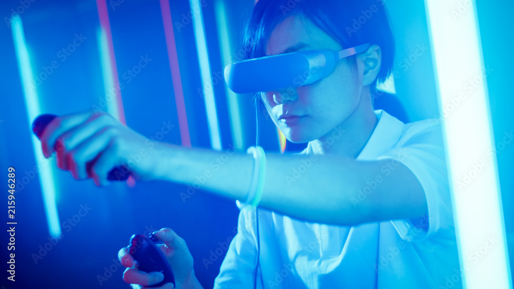 戴着虚拟现实耳机的东亚职业玩家用Joystick/Contro玩在线视频游戏