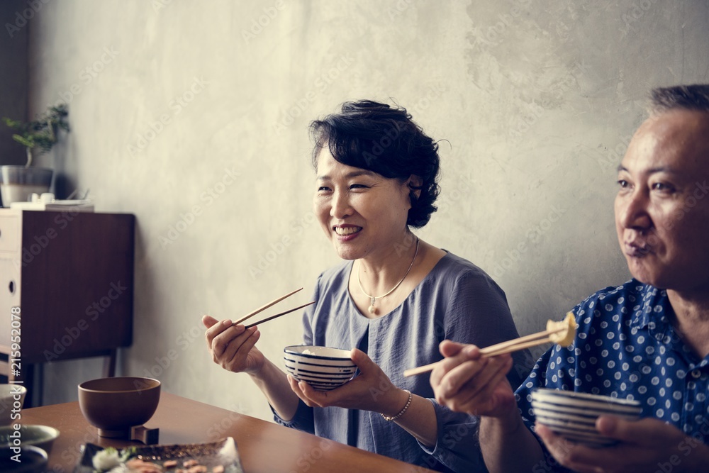 日本家庭与幸福一起用餐