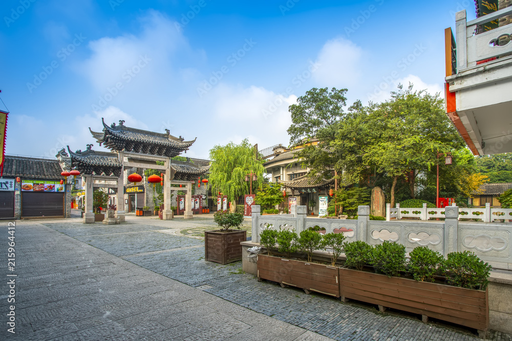 中国扬州。2018年7月：扬州东关街是著名的老街和旅游景点。