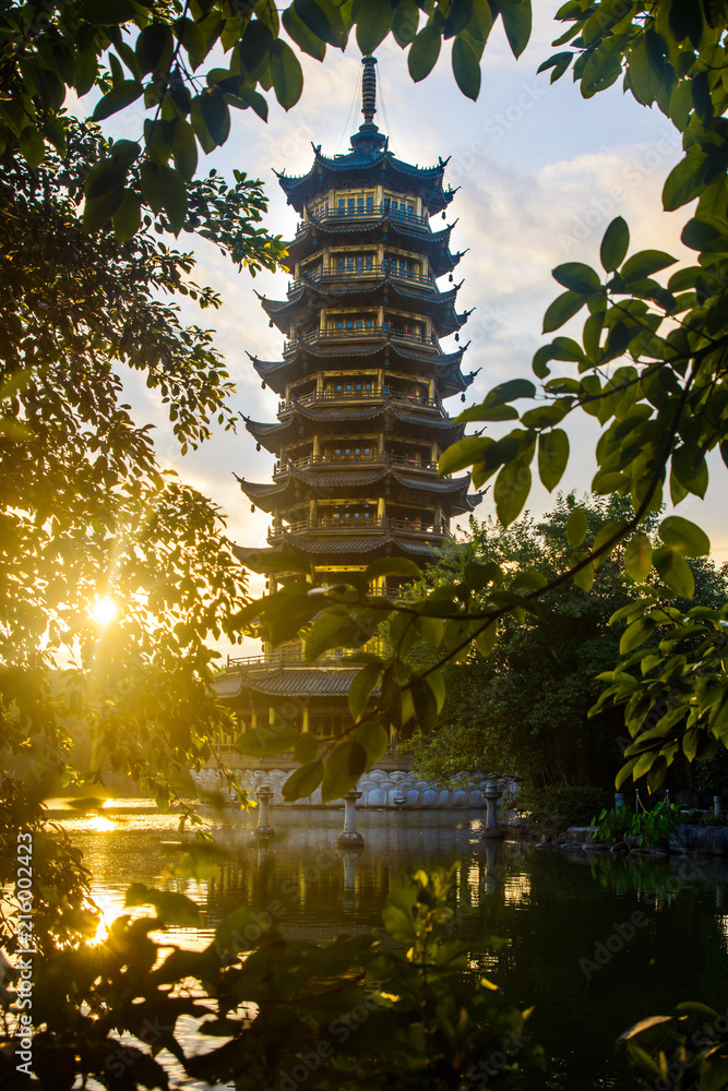 中国桂林宝塔上的日出景象