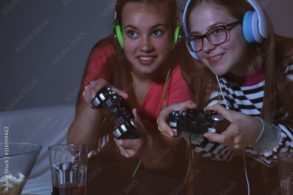 可爱的女孩深夜在家玩电子游戏
