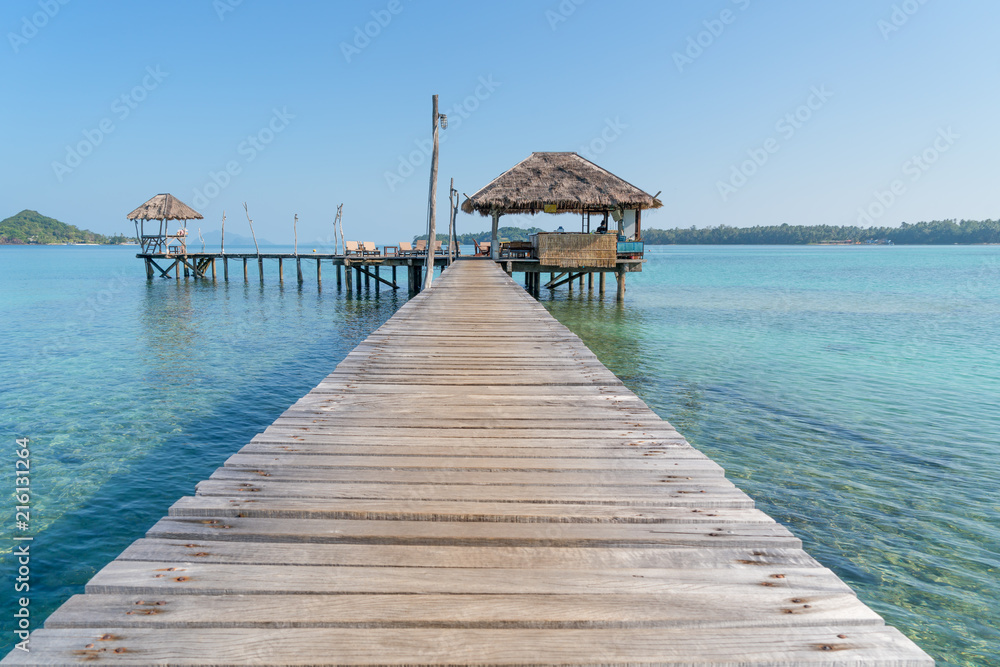 泰国普吉岛带船的木制码头。夏季，旅游，度假和度假概念。