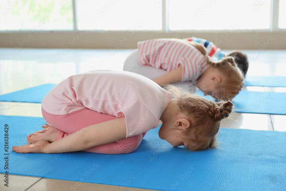 儿童在室内练习瑜伽