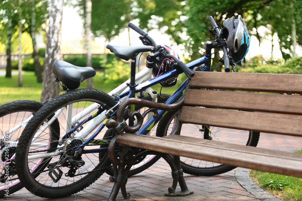 夏日公园里的现代自行车