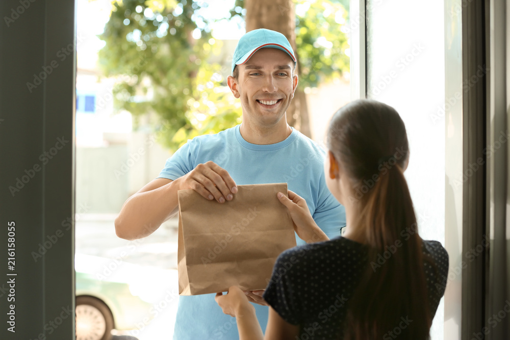 年轻人在门口给顾客送食物
