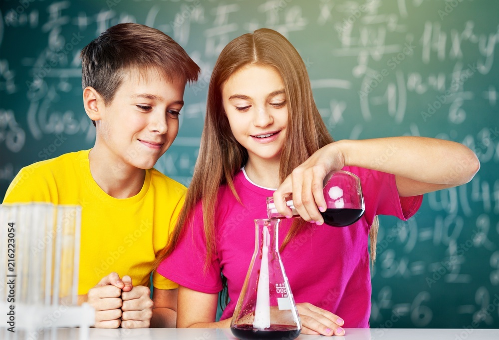 男孩和女孩做化学实验