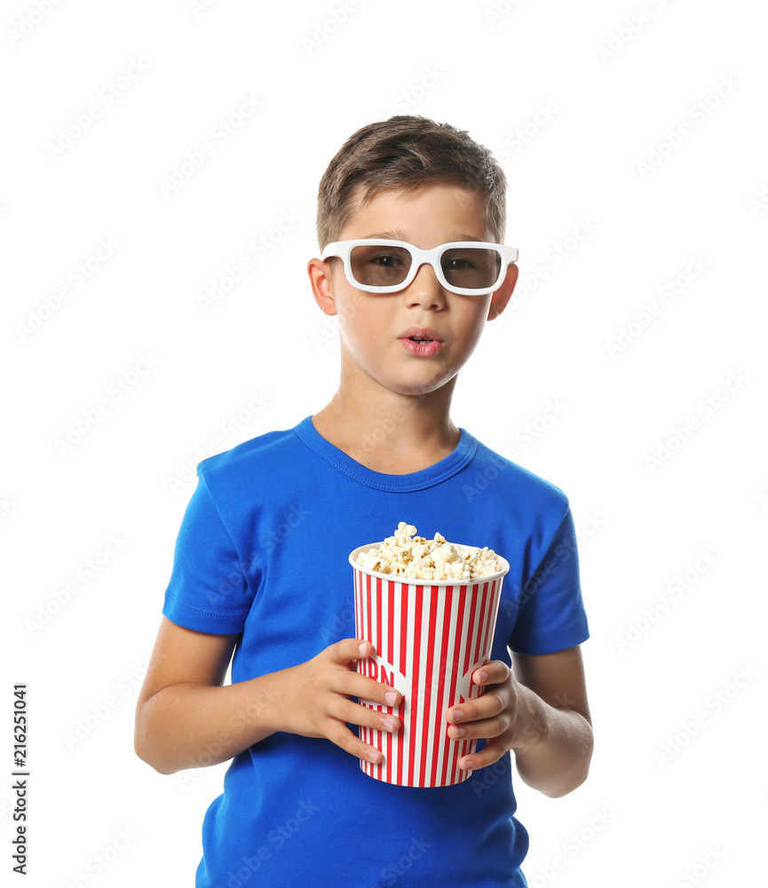 可爱的小男孩拿着一杯爆米花在白色背景下看电影