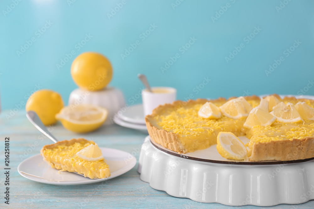木桌上美味的柠檬派