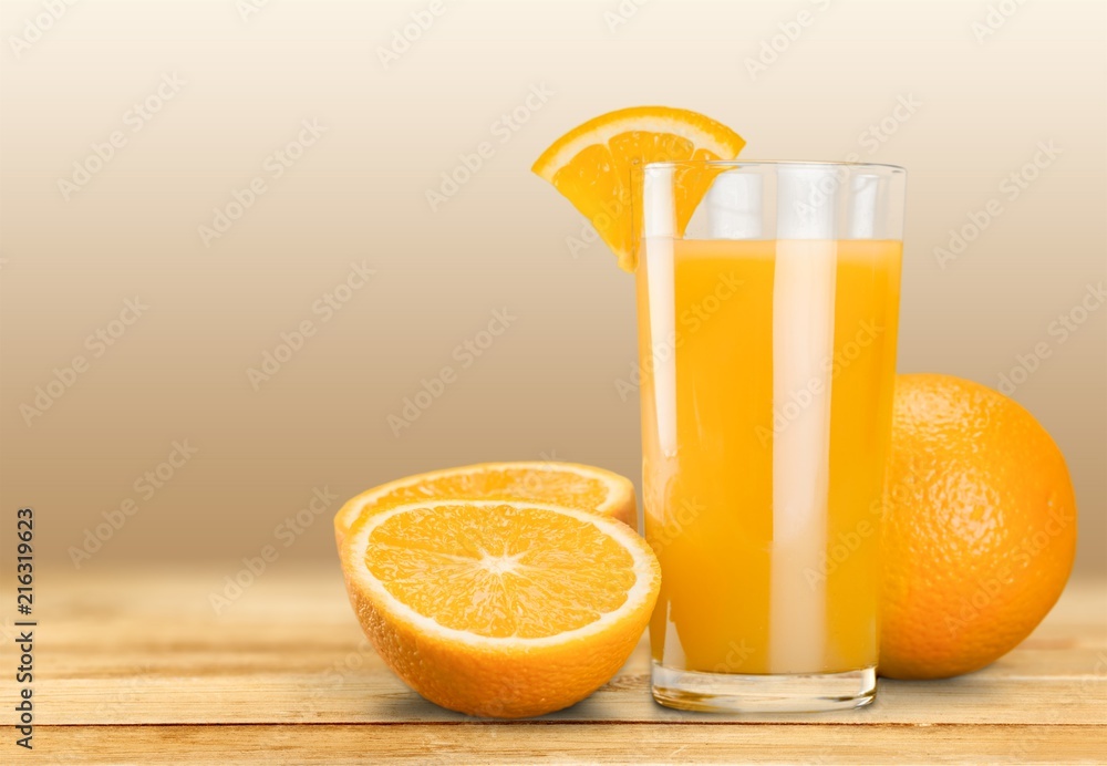 橙汁和橙子片