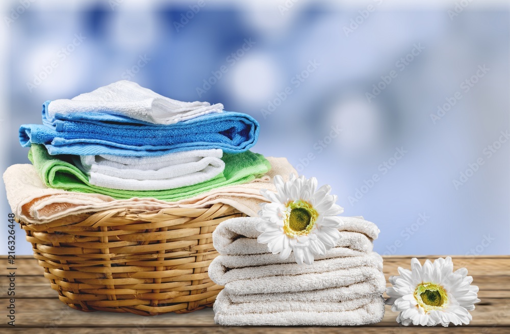 背景为彩色毛巾的洗衣篮