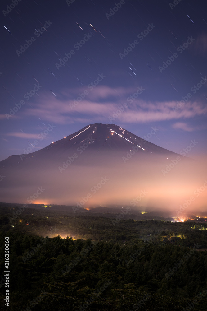 山中湖的富士山夜景