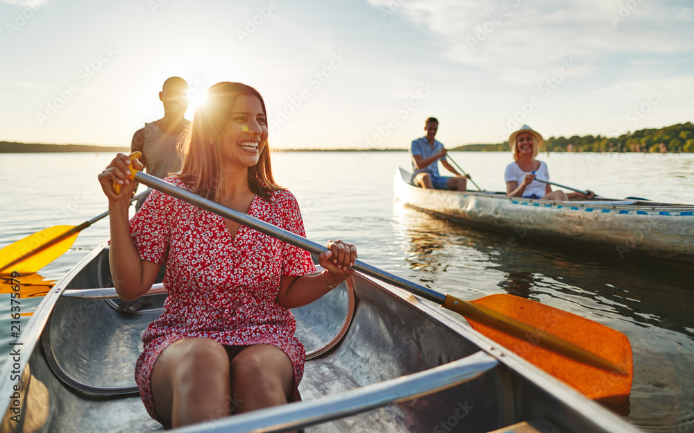 夏末的一个下午，一对微笑的夫妇和朋友一起划独木舟