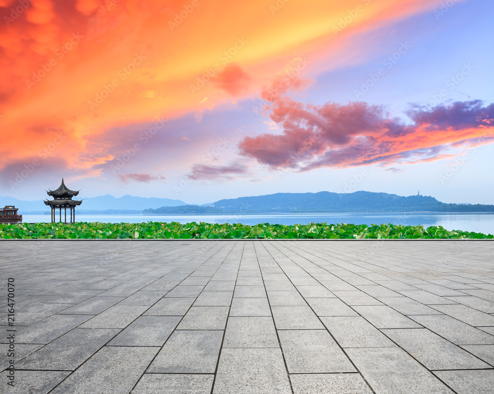 空荡荡的广场层和杭州西湖的自然风光