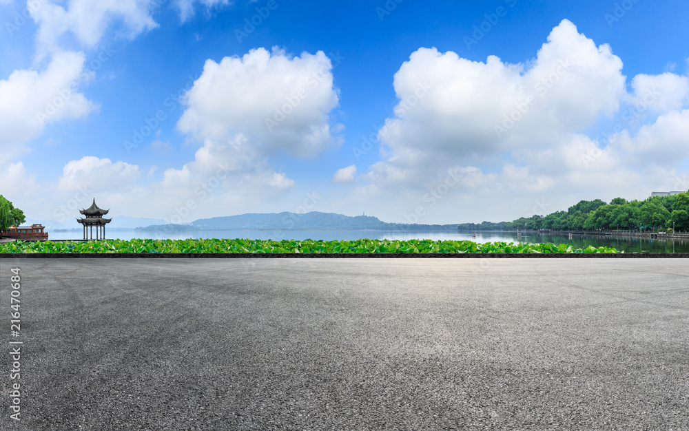 空旷的柏油路与杭州西湖自然风光