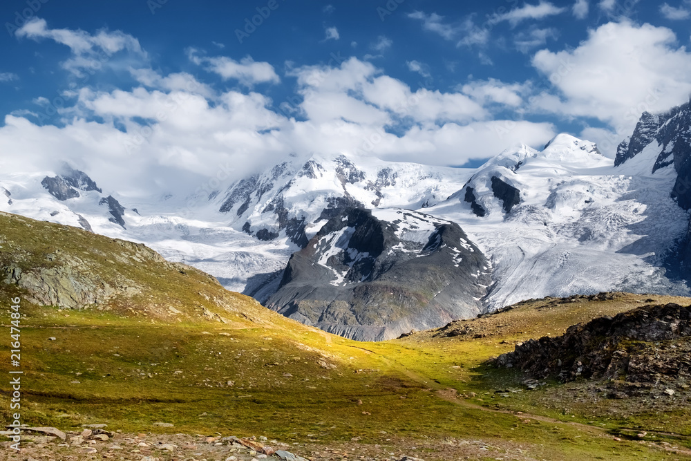 瑞士的山脉全景。山区美丽的自然景观。