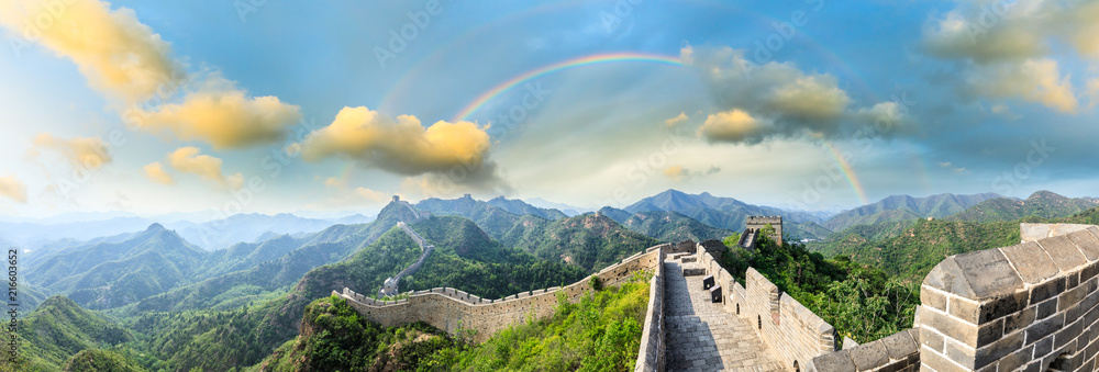 雄伟的中国长城和日落时美丽的彩虹