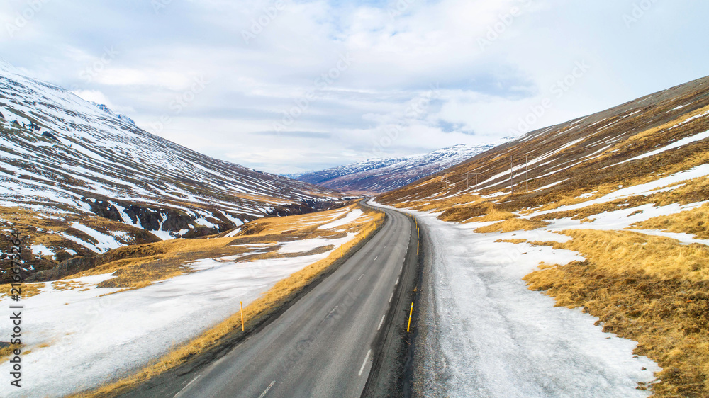 冰岛美丽的公路，乡村美景和雪山美景。鸟瞰图