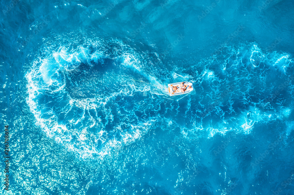 欧洲海上的高速摩托艇。漂浮在透明蓝色w中的人的鸟瞰图