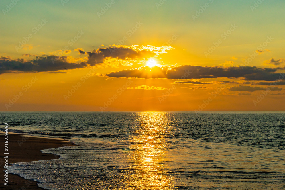 普罗文斯特兰科德角北侧海滩上的日落，大西洋海景MA US。