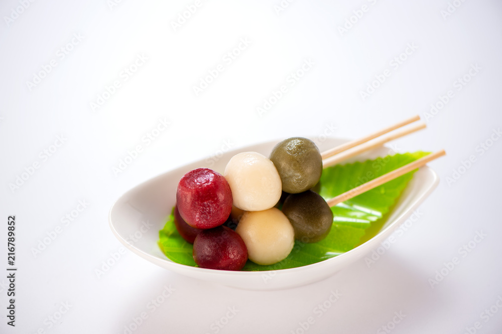 日本Dango甜点，有三种不同的颜色，粉色（红色）、白色和绿色，食谱，hanami Dango，