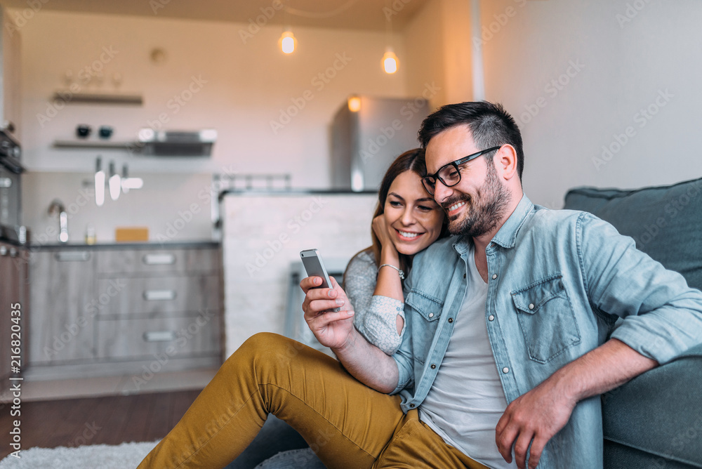情侣在室内智能手机屏幕上观看的特写图片。