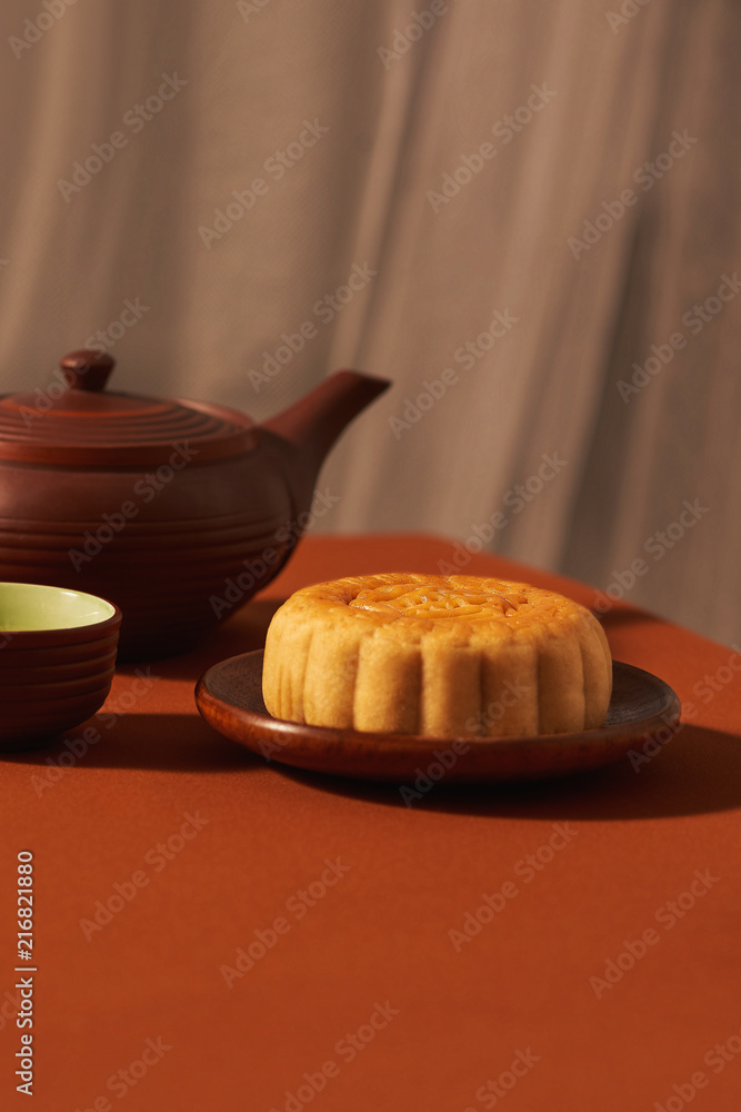 中秋节，一个亚洲的庆祝活动，配上传统的月饼。文字的意思是幸福。