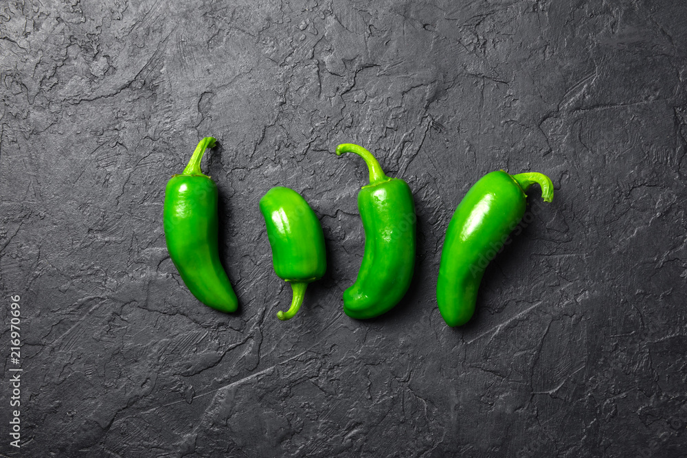 黑色背景下的绿色墨西哥胡椒特写。美食摄影