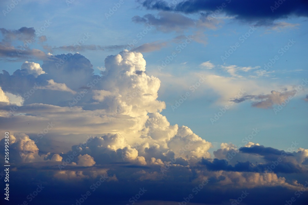 蓝天彩云的戏剧性云景水平背景
