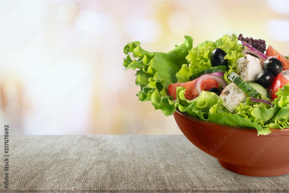 碗里的新鲜混合蔬菜沙拉
