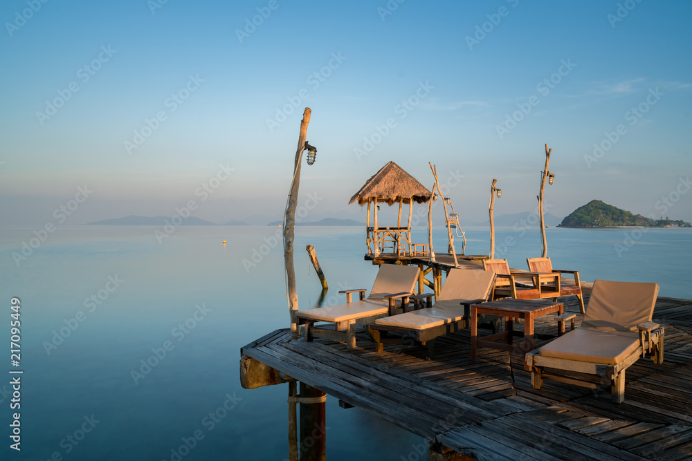 泰国普吉岛度假胜地完美的夏季热带天堂海滩，配有躺椅。度假苏