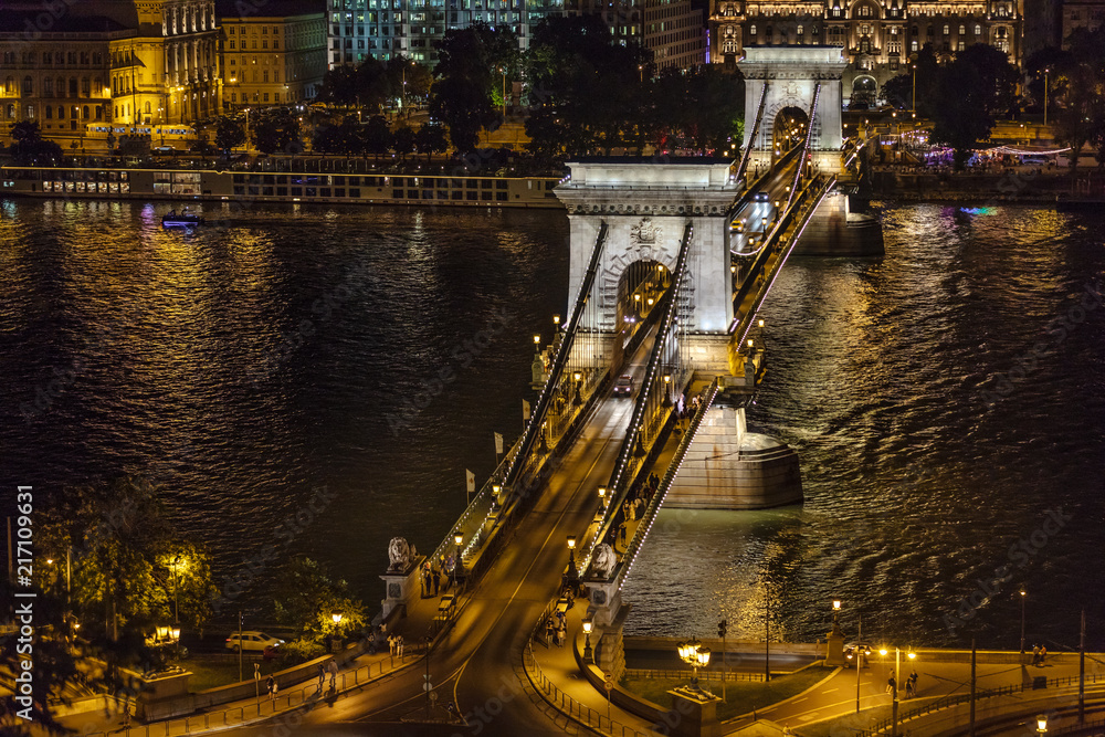 夜链桥，布达佩斯